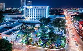 The Apo View Hotel Davao Stadt Exterior photo