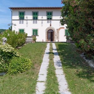 Villa Castel Del Monte Pescia Exterior photo