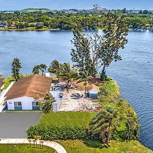 2Br Lakeside Getaway - Peaceful Waterfront Stay Davie Exterior photo