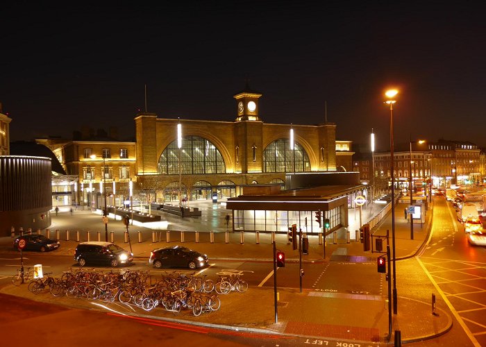 King's Cross St. Pancras tube photo