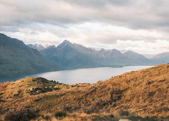 Queenstown Hill Sunrise from Queenstown Hill, NZ [OC][7728x5152] : r/EarthPorn photo