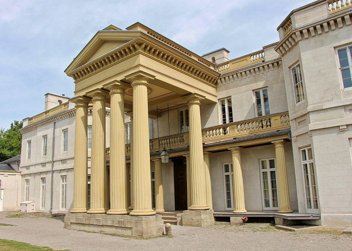 Dundurn Castle Dundurn Castle is a historic castle-museum near Hamilton, Ontario ... photo