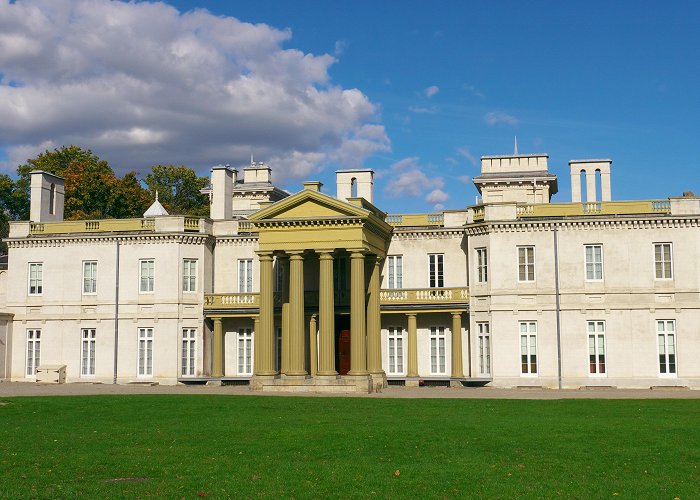 Dundurn Castle Why is Dundurn Castle two different colours? : r/Hamilton photo