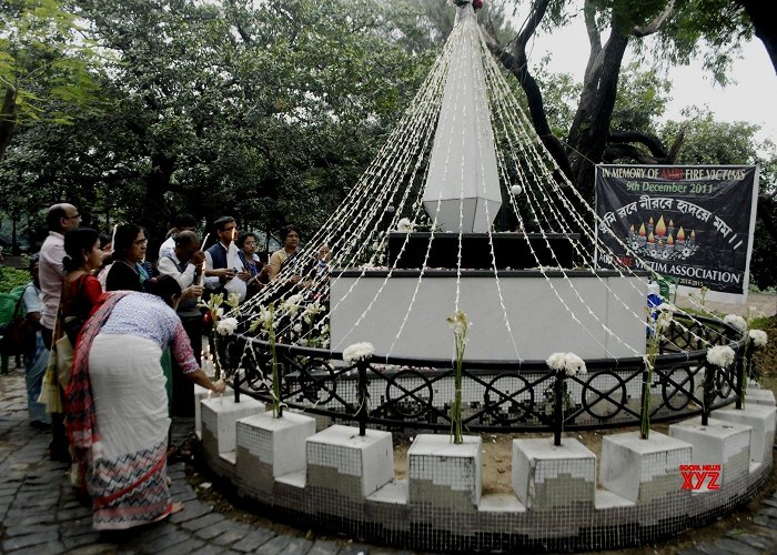 AMRI Hospitals Kolkata :Family members and relatives pay tribute to victims of AMRI ... photo