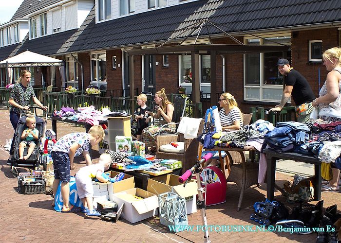 Zeehavenlaan Rommelmarkt in de Zeehavenlaan in Dordrecht. photo