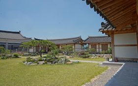 Villa Hanok 1St Street Gyeongju Exterior photo