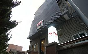 D.H Sinchon Guesthouse Seoul Exterior photo