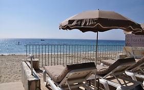 Hotel De La Plage Le Lavandou Exterior photo