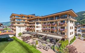 Hotel Zentral ****superior Kirchberg in Tirol Exterior photo