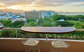 Hotel Hilton Cairns Exterior photo