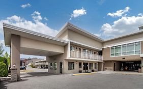 Econo Lodge Inn & Suites Kelowna Exterior photo