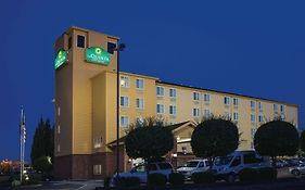 Hotel La Quinta By Wyndham Portland Airport Exterior photo