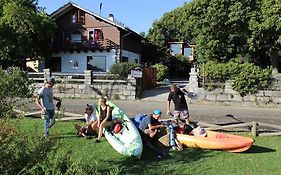 Hostel Chili Kiwi Lakefront Backpackers Pucón Exterior photo