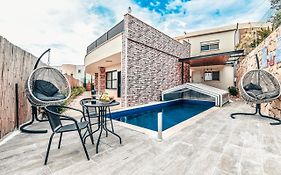 Anil'S House - מתחם צימרים עם בריכה מקורה ומחוממת Zimmer With Heated Swimming Pool Dāliyat el Karmil Exterior photo