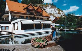 Hotel-Restaurant Forellenhof Pottenstein Exterior photo