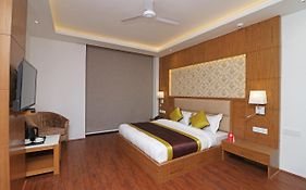 Capital O Hotel Star Inn Near Chhatarpur Metro Station Neu-Delhi Exterior photo