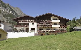 Hotel Garni Rifflsee St. Leonhard im Pitztal Exterior photo