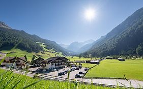 Hotel Bacher Rein in Taufers Exterior photo