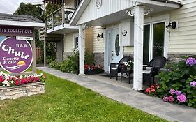 Bed and Breakfast Gite Chute Couette Cafe Notre-Dame-du-Portage Exterior photo