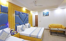 Hotel Preet Palace -5 Mints Walk From Nizamuddin Railway Station Neu-Delhi Exterior photo