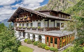 Hotel Landhaus Edelweiss St. Leonhard im Pitztal Exterior photo