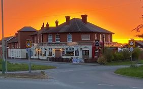 Stonehenge Inn&Shepherd's Huts Amesbury Exterior photo