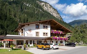 Hotel Gästehaus Schneeberger Mayrhofen Exterior photo