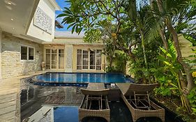 Awila Villas Kuta Legian Exterior photo