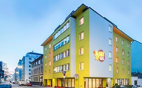 a&t Holiday Hostel Wien Exterior photo