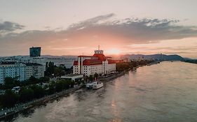 Hotel Hilton Vienna Danube Waterfront Exterior photo