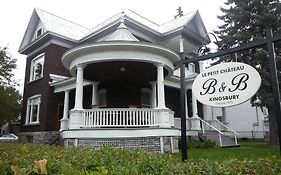 Le Petit Chateau Montebello B&B Exterior photo