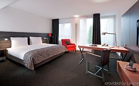 THE MADISON Hotel Hamburg Room photo