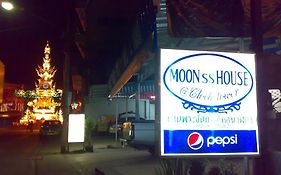 Hostel Moon House At Clock Tower Chiang Rai Exterior photo