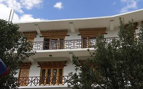 Mentokling Guest House&Garden Restaurant Leh Exterior photo