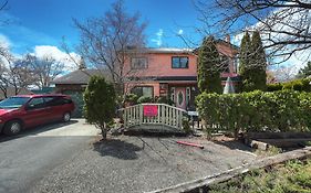 Bed and Breakfast Beds By The Bridge Kelowna Exterior photo