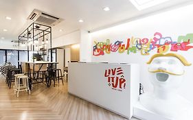 Hostel Liveitup Asok By D Varee Bangkok Exterior photo