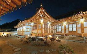 Cheonggong Hanok Stay Gyeongju Exterior photo