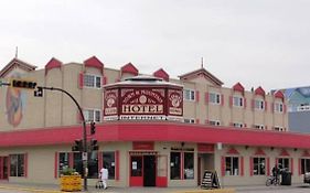 Town And Mountain Hotel Whitehorse Exterior photo