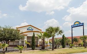 Days Inn By Wyndham Houston East Exterior photo