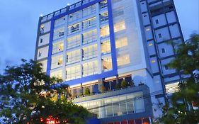 Her Hotel & Trade Center Balikpapan Exterior photo