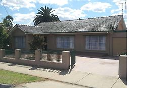 Villa On The Mcivor Bendigo Exterior photo