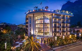 Hotel Kristal Palace - Tonellihotels Riva del Garda Exterior photo