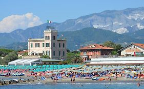 Hotel Italia Marina di Massa Exterior photo