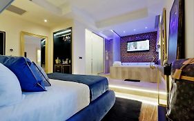 Spanish Diamond Luxury Suites & Jacuzzi Rom Room photo