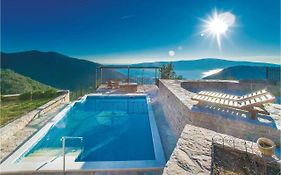 Beautiful Home In Tivat With 3 Bedrooms, Wifi And Outdoor Swimming Pool Exterior photo