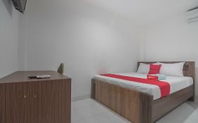 Hotel Reddoorz Near Living Plaza Balikpapan Exterior photo