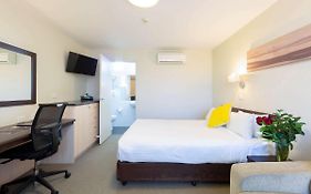 Hotel Ibis Styles Canberra Tall Trees Exterior photo