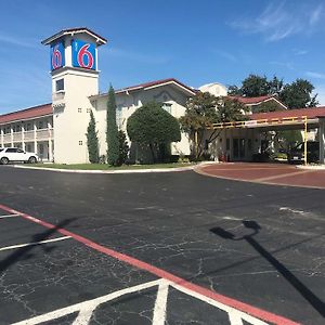 Motel 6 Dallas Market Center Exterior photo