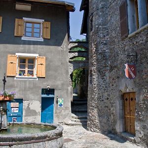 Au Cheval Blanc - Appartements Et Chambres D'Hotes Albertville Exterior photo