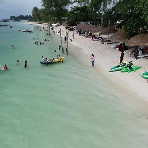 Madu Tiga Beach&Resort Tanjung Pinang Exterior photo